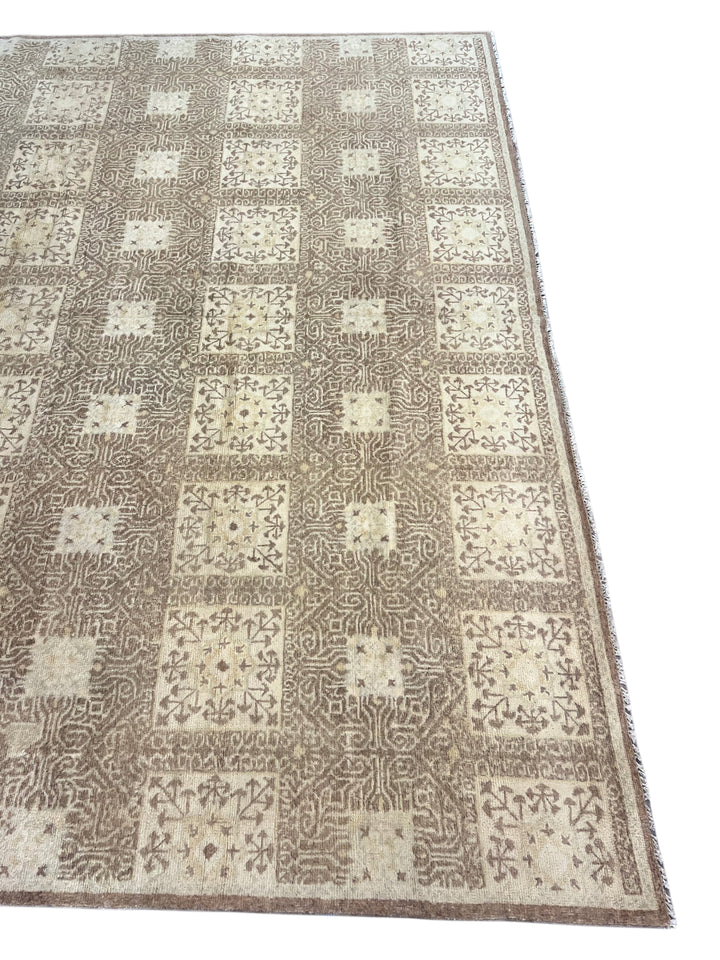 Taupe Geometric Pattern Wool Rug – 9’11” × 14’0”