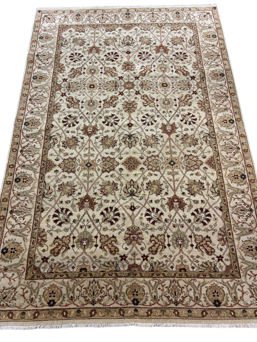 Hand-Knotted Wool Rug – Ivory & Beige Traditional Floral Design – 5.6’ x 8.4’