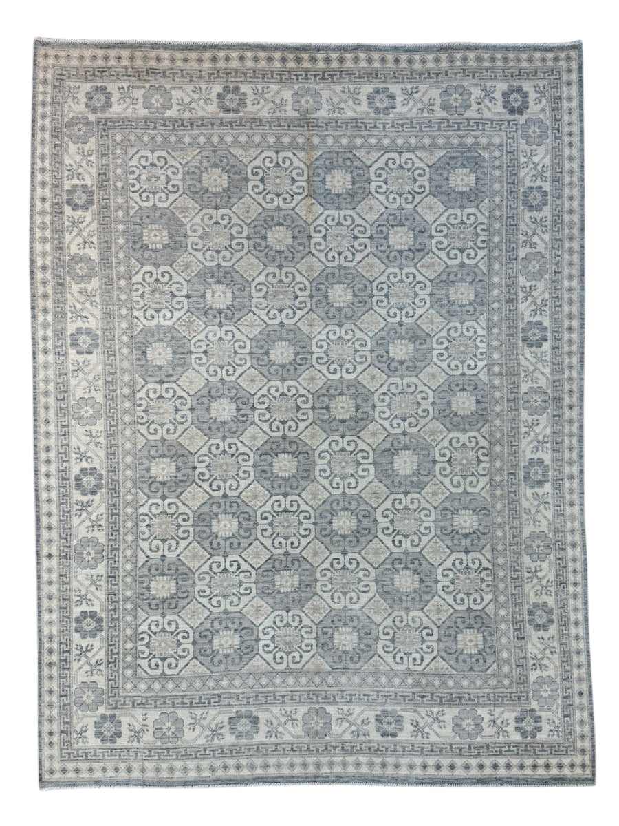 Soft Gray & Ivory Geometric Floral Rug – 7’7” x 9’11”