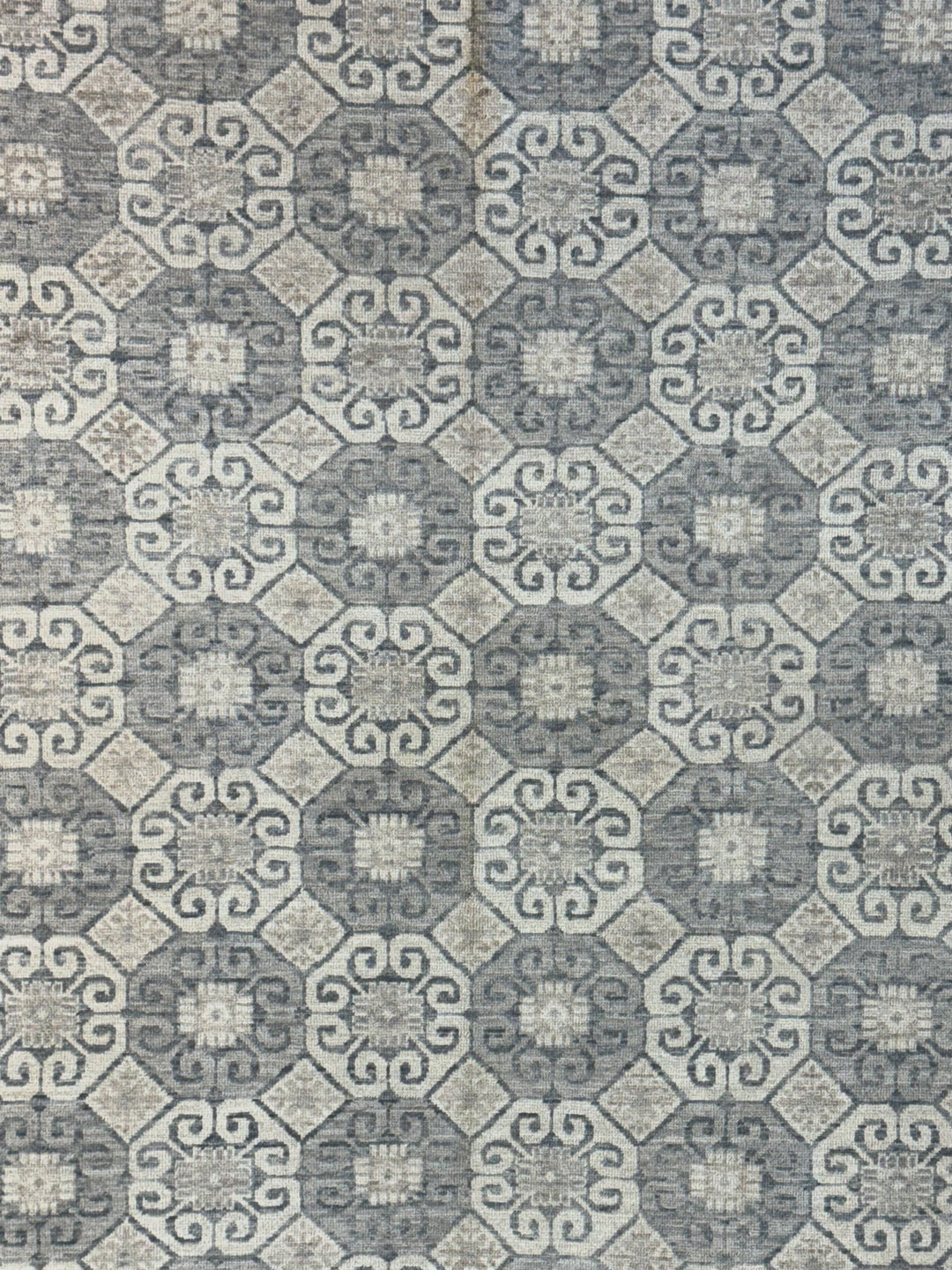 Soft Gray &amp; Ivory Geometric Floral Rug – 7’7” x 9’11”