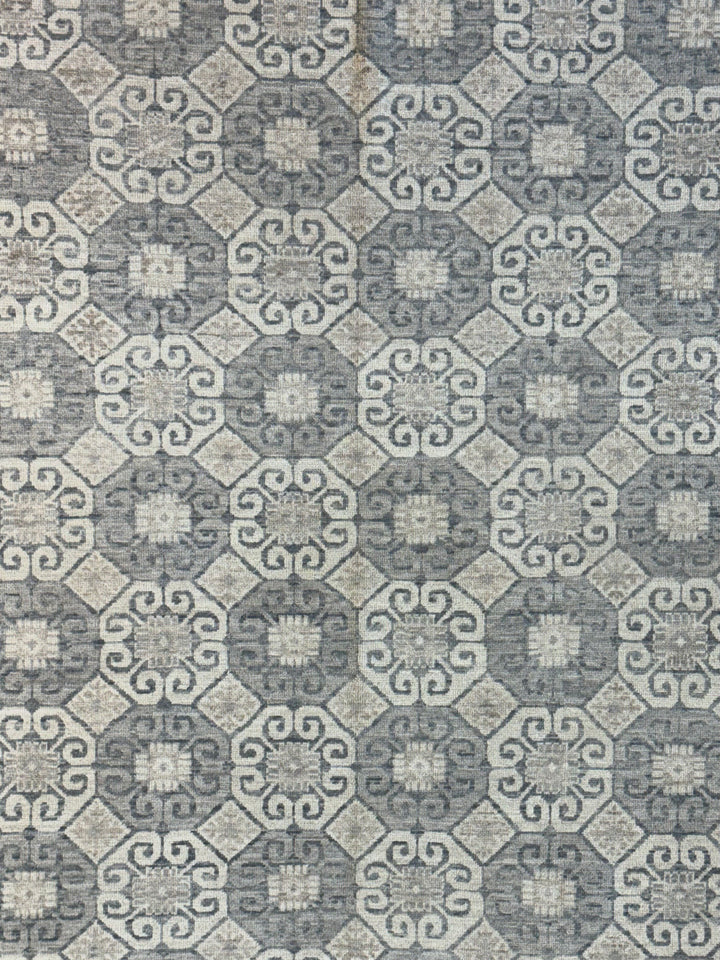 Soft Gray &amp; Ivory Geometric Floral Rug – 7’7” x 9’11”