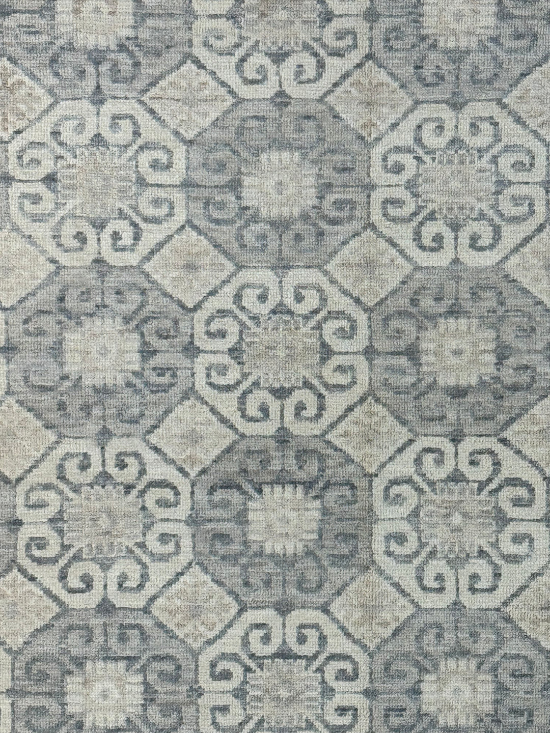 Soft Gray &amp; Ivory Geometric Floral Rug – 7’7” x 9’11”