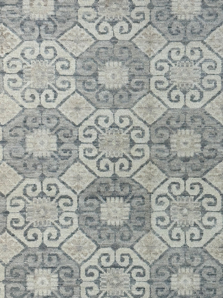Soft Gray &amp; Ivory Geometric Floral Rug – 7’7” x 9’11”