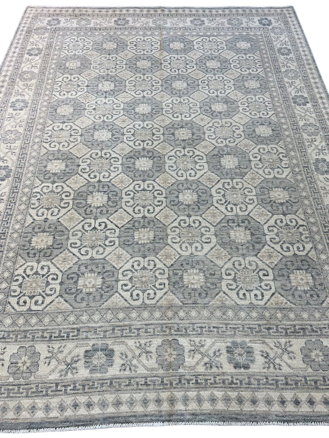 Soft Gray &amp; Ivory Geometric Floral Rug – 7’7” x 9’11”