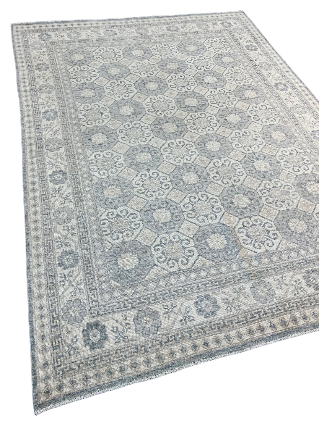 Soft Gray &amp; Ivory Geometric Floral Rug – 7’7” x 9’11”