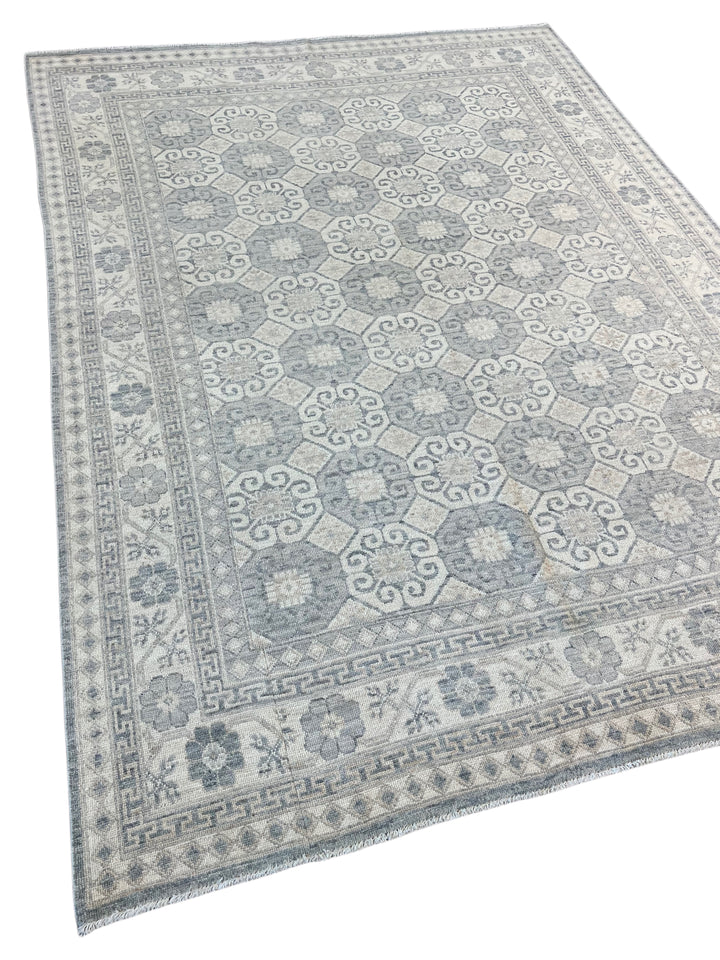 Soft Gray &amp; Ivory Geometric Floral Rug – 7’7” x 9’11”