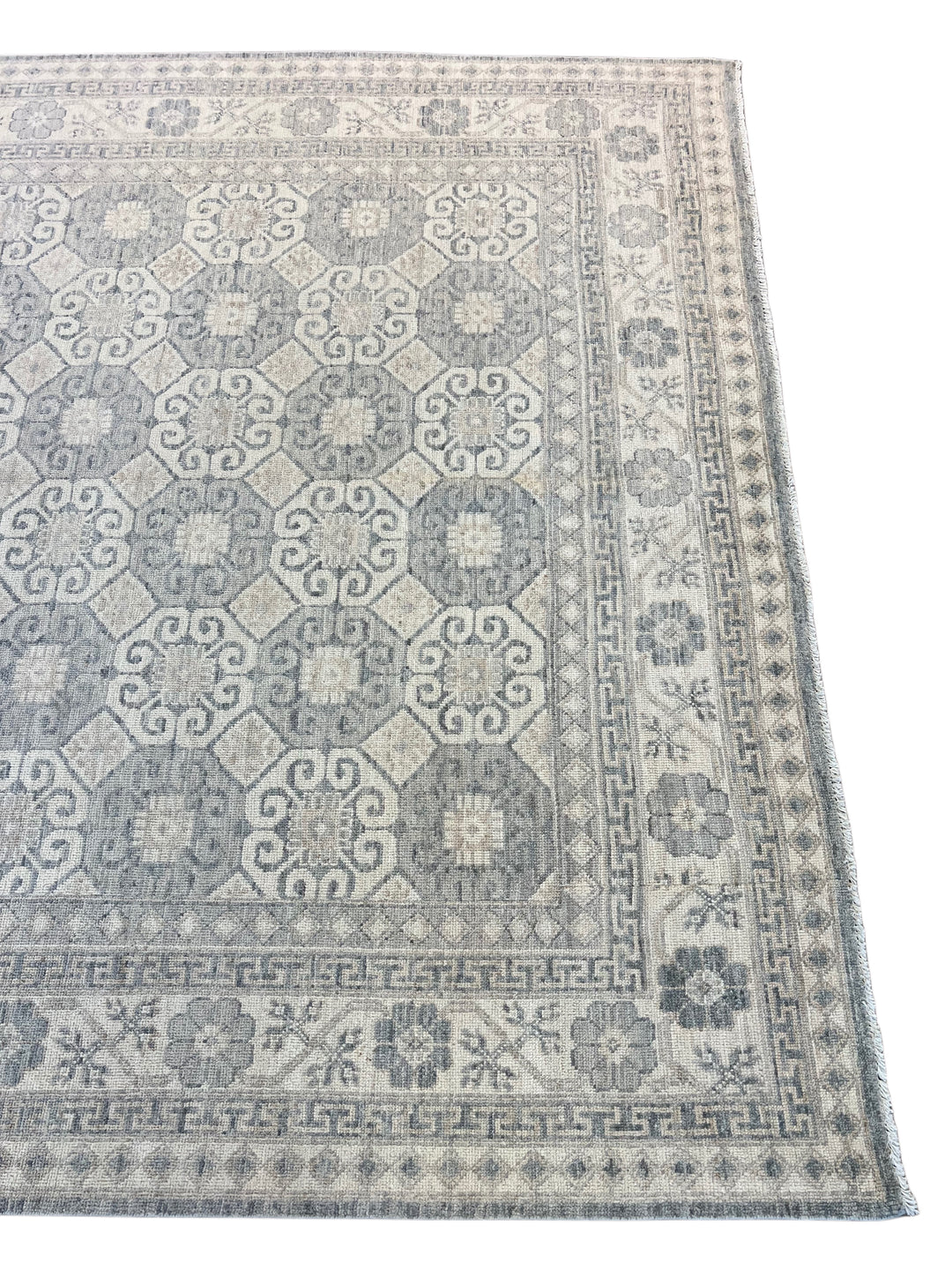 Soft Gray &amp; Ivory Geometric Floral Rug – 7’7” x 9’11”
