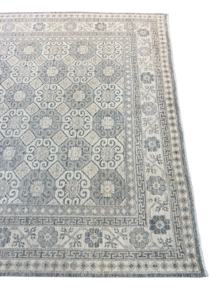 Soft Gray &amp; Ivory Geometric Floral Rug – 7’7” x 9’11”