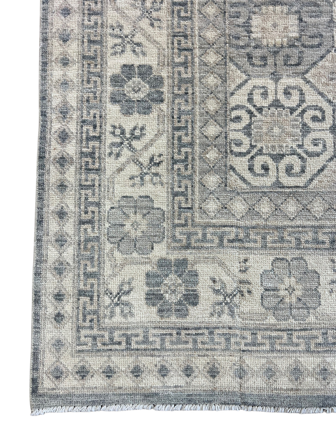Soft Gray &amp; Ivory Geometric Floral Rug – 7’7” x 9’11”