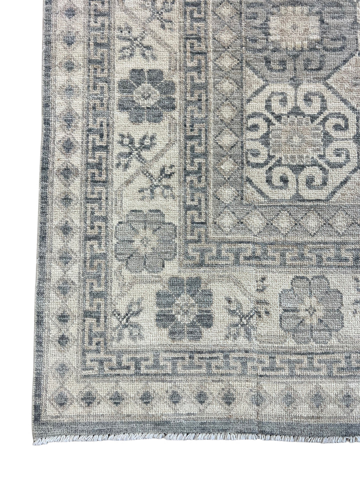 Soft Gray &amp; Ivory Geometric Floral Rug – 7’7” x 9’11”