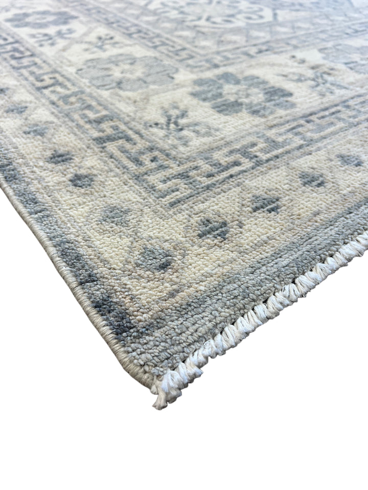 Soft Gray &amp; Ivory Geometric Floral Rug – 7’7” x 9’11”