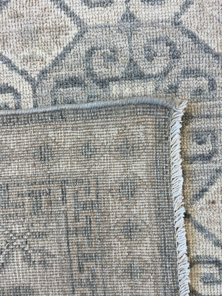 Soft Gray &amp; Ivory Geometric Floral Rug – 7’7” x 9’11”