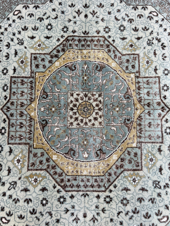Soft Blue, Ivory &amp; Gold Floral Medallion Rug – 8’1” x 9’11”