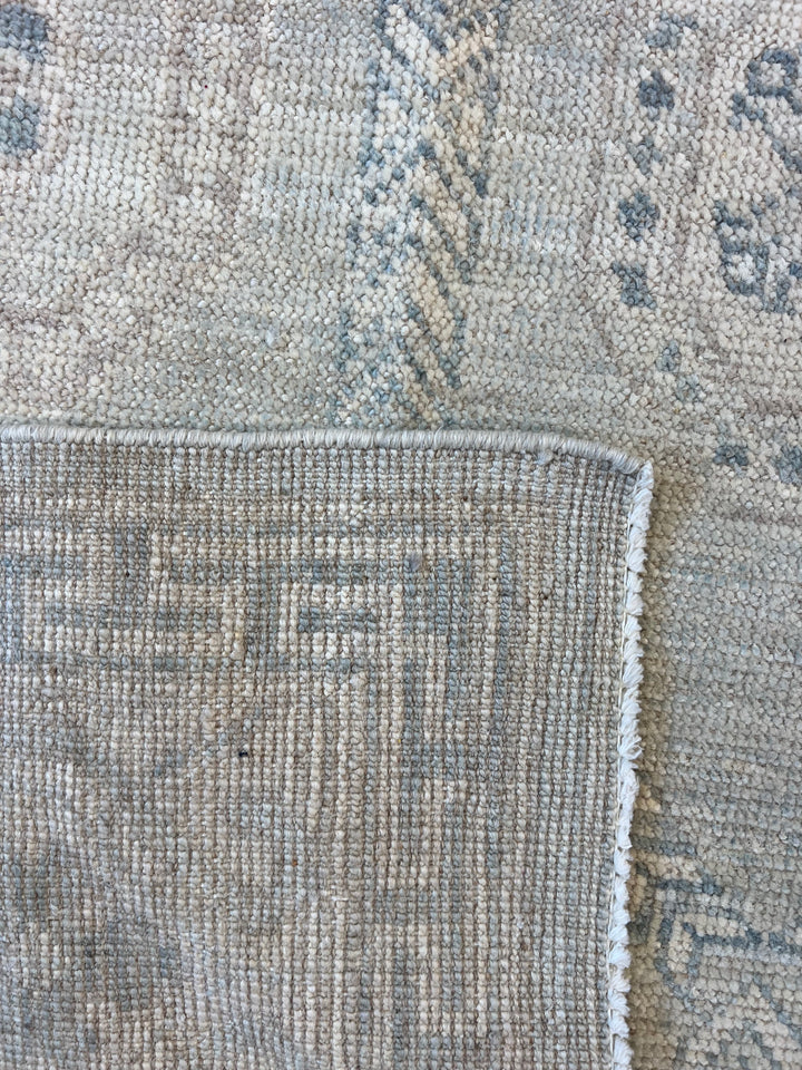 Pale Blue &amp; Ivory Geometric Medallion Area Rug – 7’8” x 10’1”