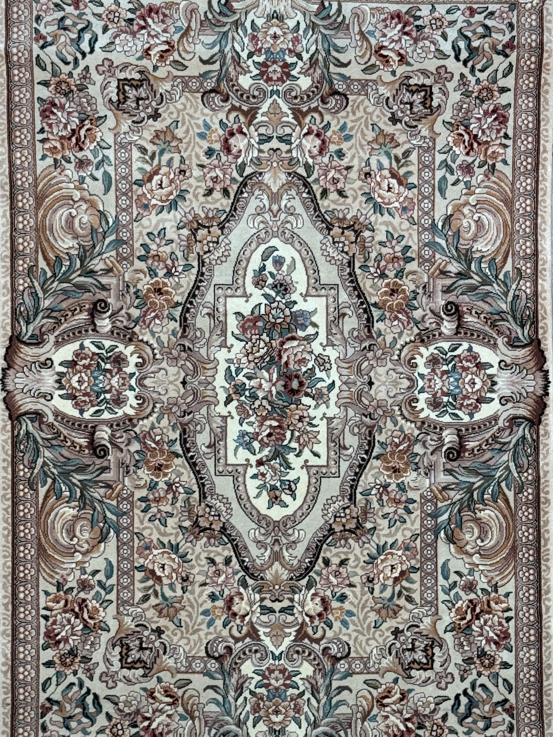 Ivory &amp; Beige Floral Chinese Piled Aubusson Style Rug – 4’0” x 6’0”