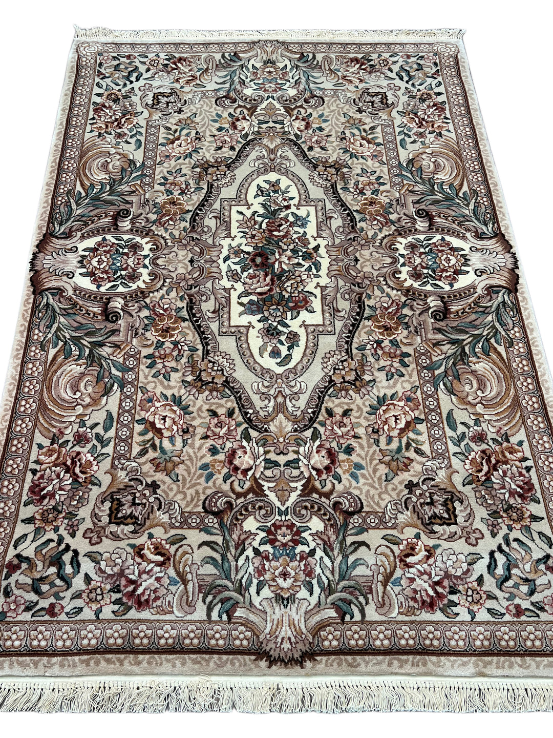 Ivory &amp; Beige Floral Chinese Piled Aubusson Style Rug – 4’0” x 6’0”