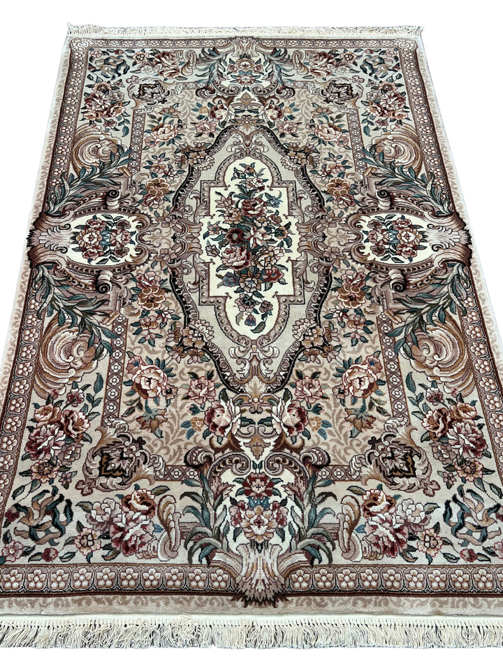Ivory &amp; Beige Floral Chinese Piled Aubusson Style Rug – 4’0” x 6’0”