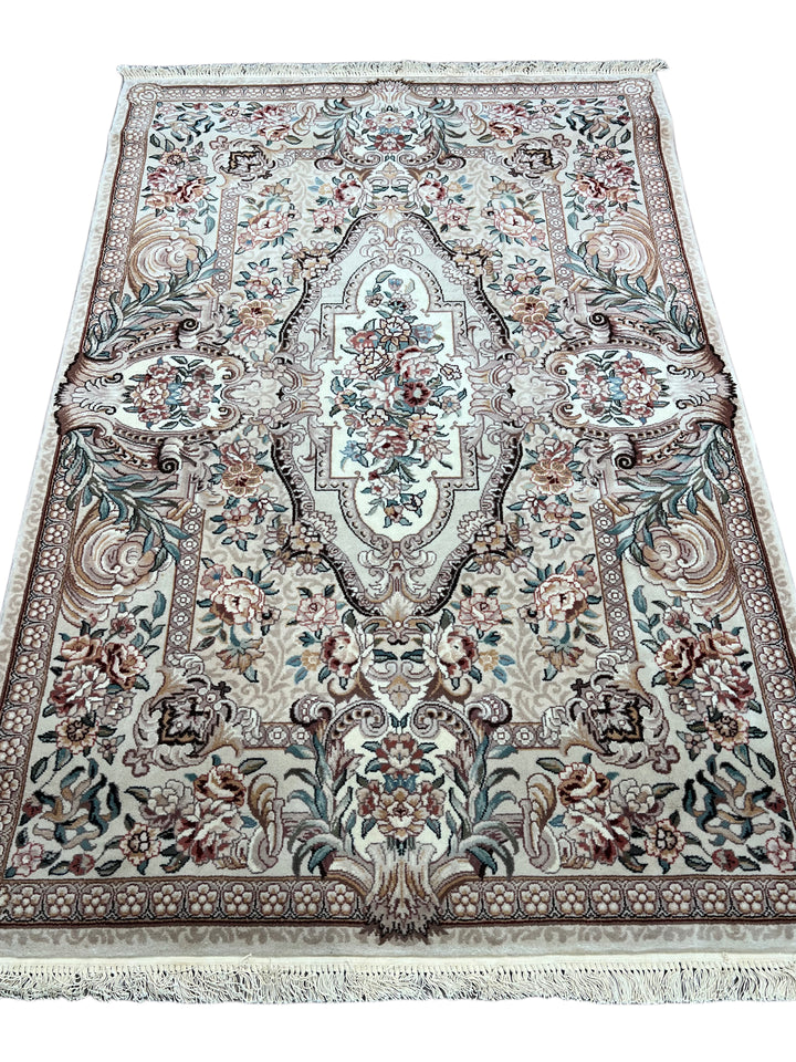 Ivory &amp; Beige Floral Chinese Piled Aubusson Style Rug – 4’0” x 6’0”