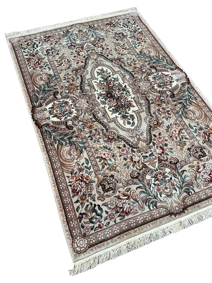 Ivory &amp; Beige Floral Chinese Piled Aubusson Style Rug – 4’0” x 6’0”