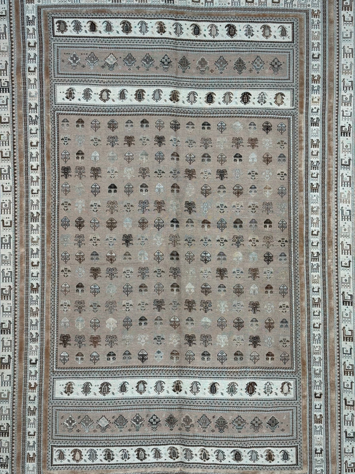 Soft Taupe &amp; Ivory Geometric Soumak Style Rug, Circa 1970 – 6’5” x 9’8”