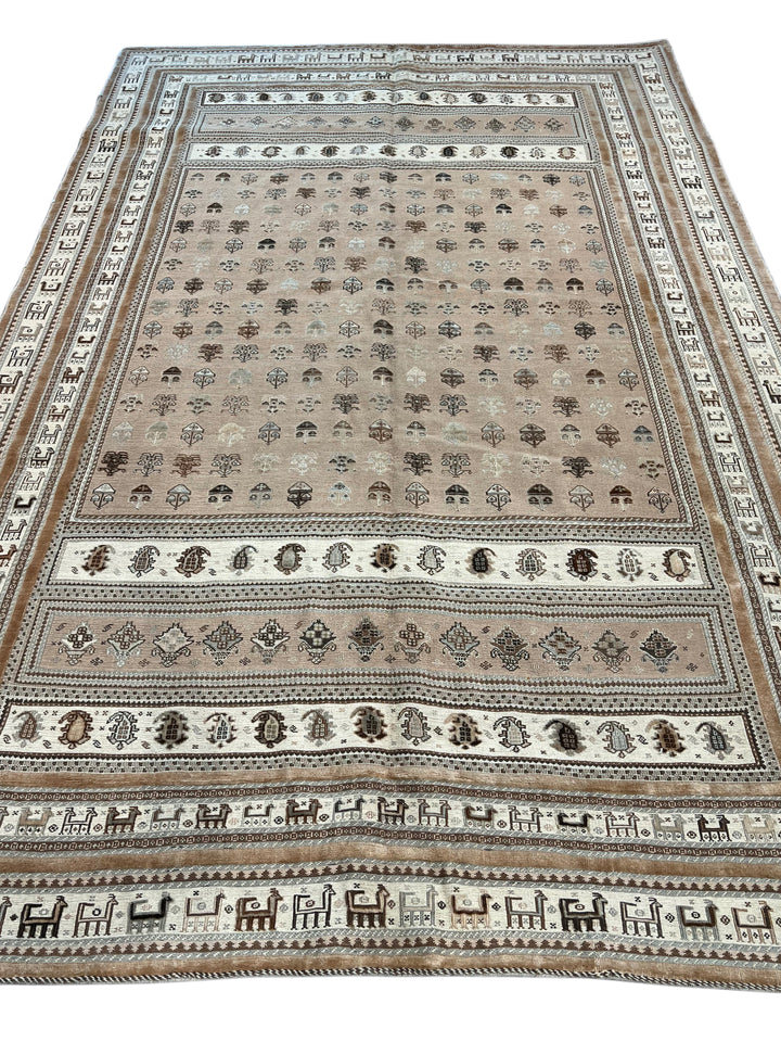 Soft Taupe &amp; Ivory Geometric Soumak Style Rug, Circa 1970 – 6’5” x 9’8”