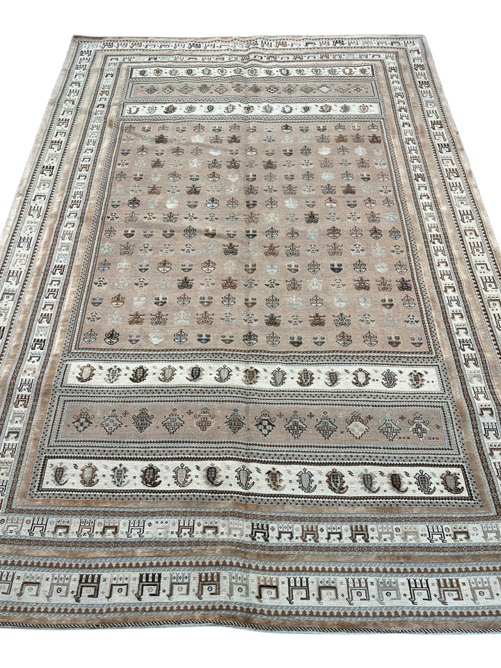 Soft Taupe &amp; Ivory Geometric Soumak Style Rug, Circa 1970 – 6’5” x 9’8”