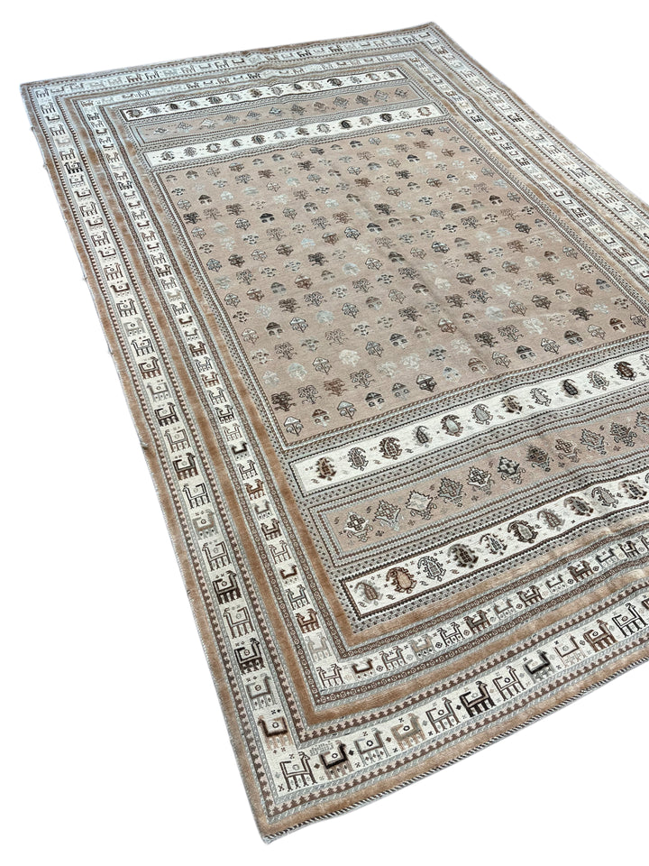 Soft Taupe &amp; Ivory Geometric Soumak Style Rug, Circa 1970 – 6’5” x 9’8”