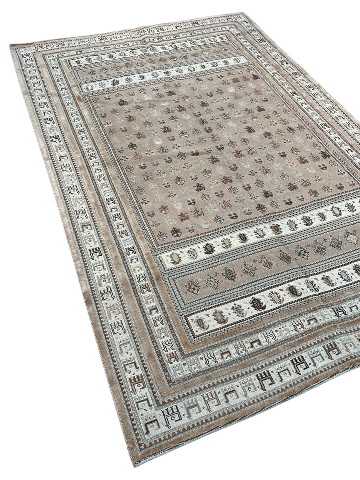 Soft Taupe &amp; Ivory Geometric Soumak Style Rug, Circa 1970 – 6’5” x 9’8”