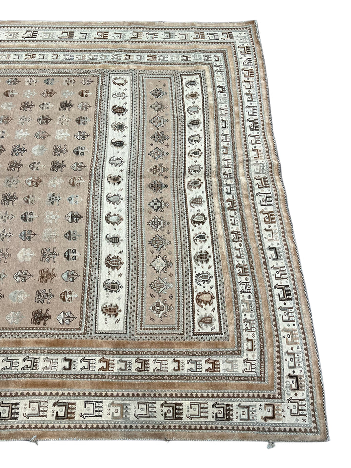 Soft Taupe &amp; Ivory Geometric Soumak Style Rug, Circa 1970 – 6’5” x 9’8”