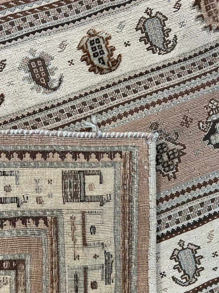 Soft Taupe &amp; Ivory Geometric Soumak Style Rug, Circa 1970 – 6’5” x 9’8”