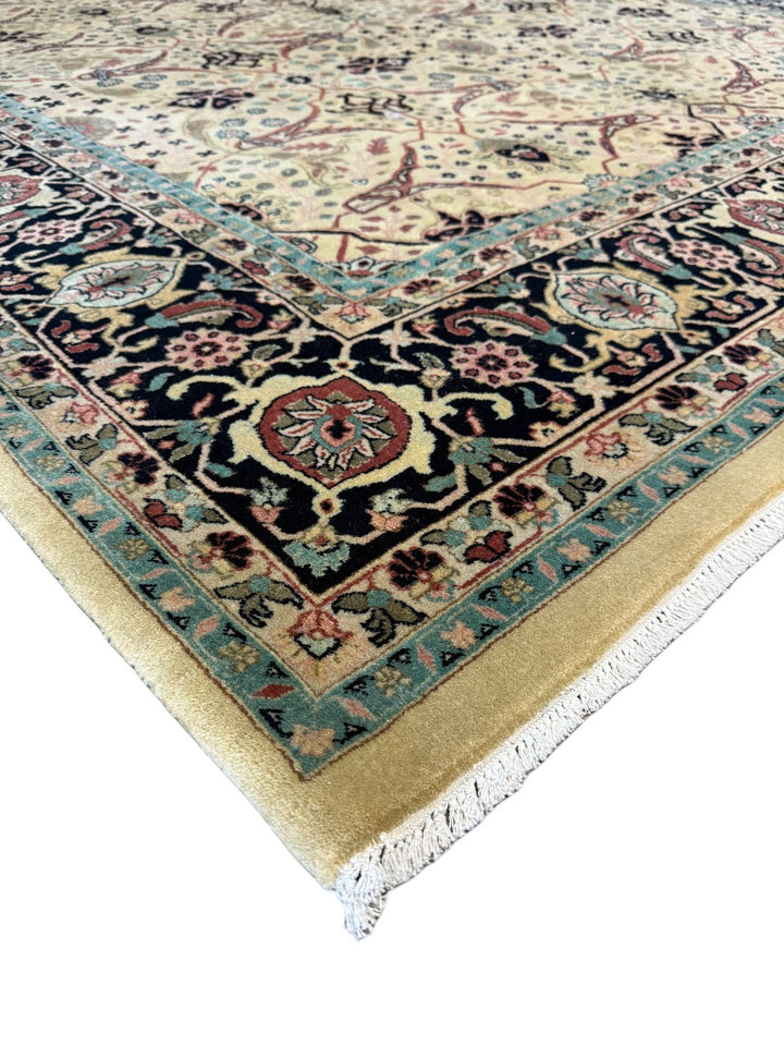 Ivory Lattice Traditional Wool Rug – 7’1” x 9’9”