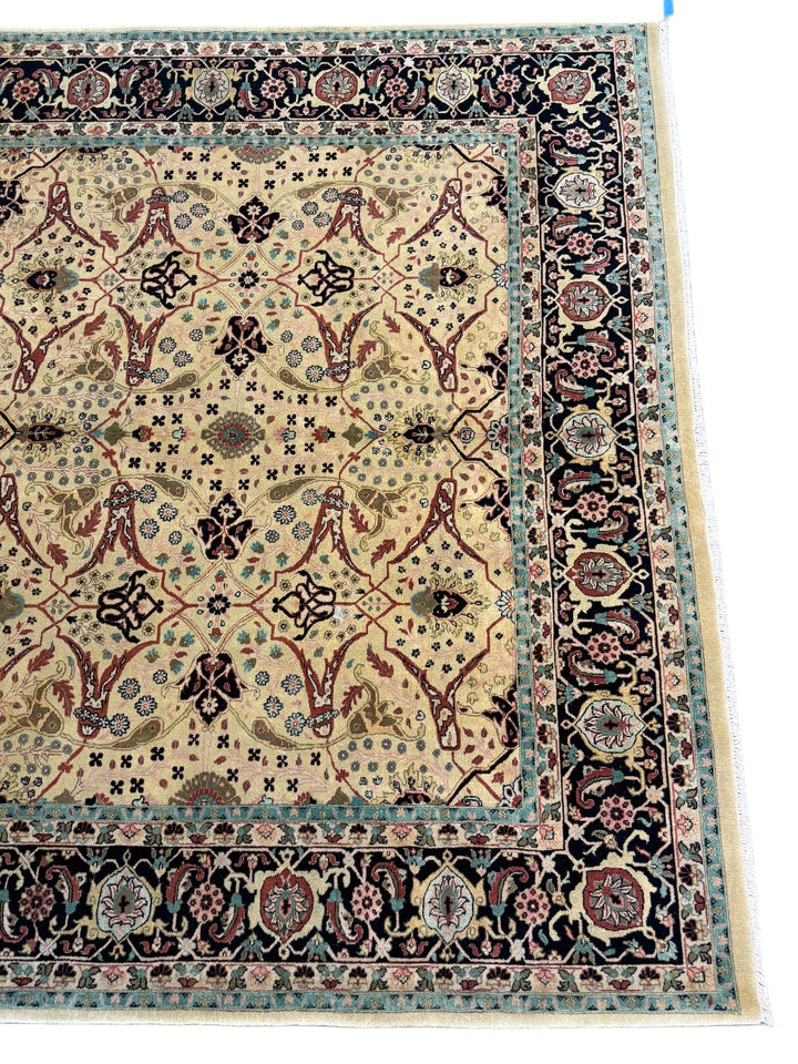 Ivory Lattice Traditional Wool Rug – 7’1” x 9’9”
