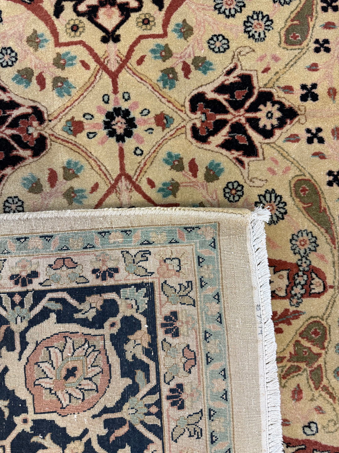 Ivory Lattice Traditional Wool Rug – 7’1” x 9’9”