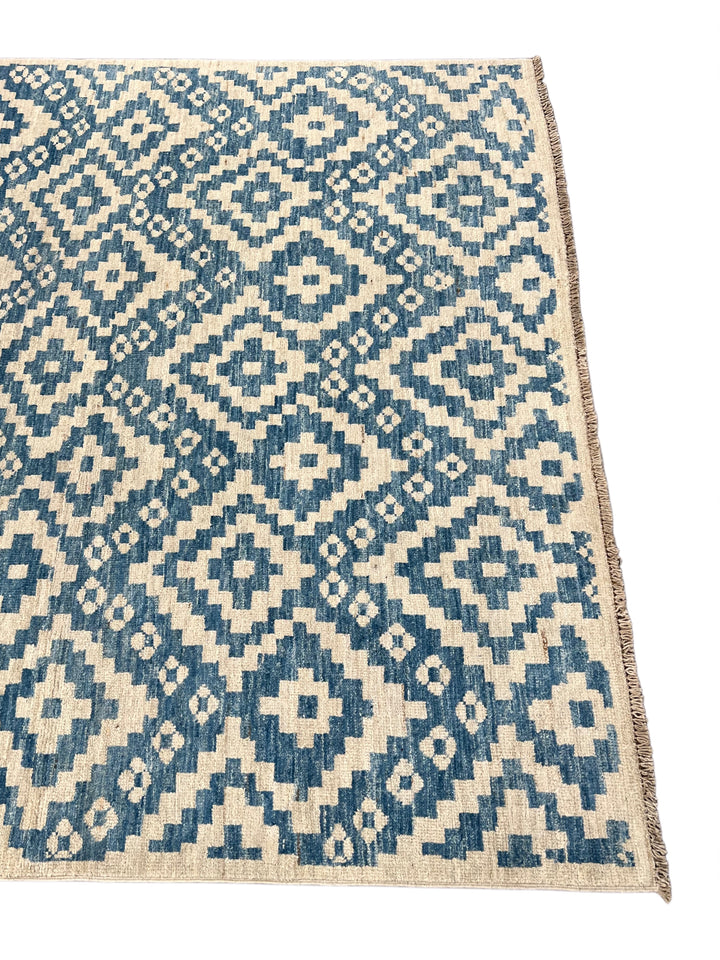The Santorini – Ocean Blue &amp; Ivory Geometric Rug – 5’0” x 6’5”