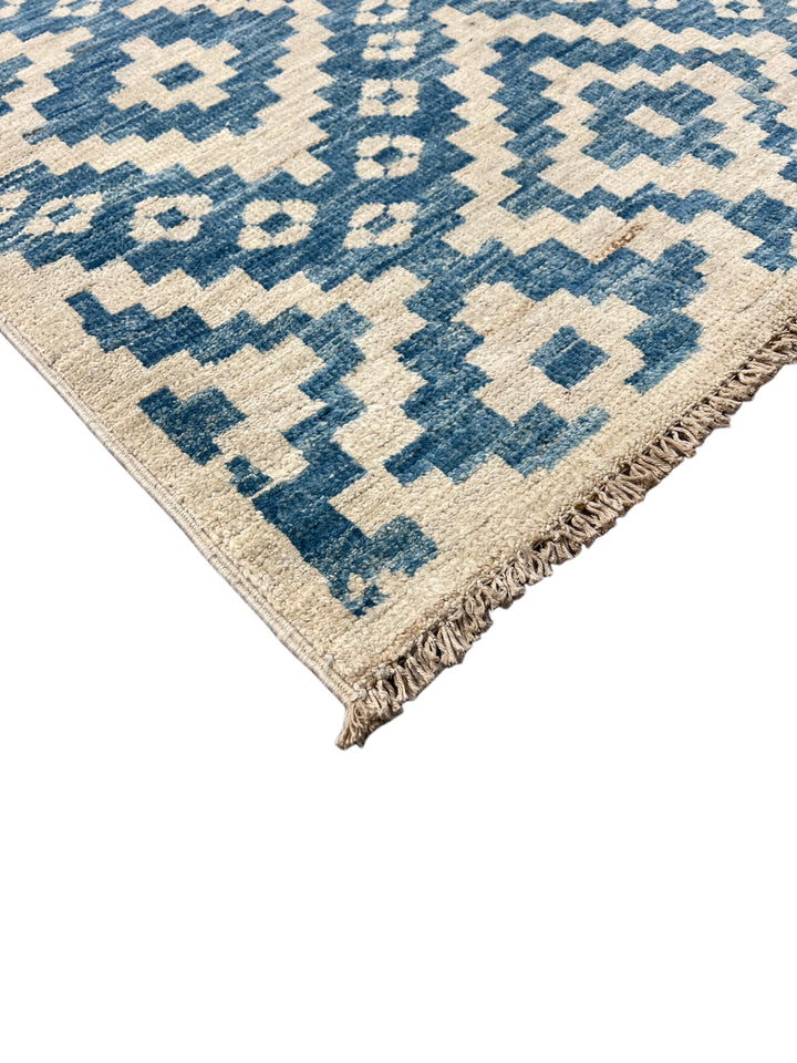 The Santorini – Ocean Blue &amp; Ivory Geometric Rug – 5’0” x 6’5”