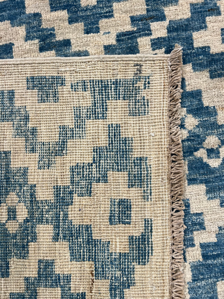The Santorini – Ocean Blue &amp; Ivory Geometric Rug – 5’0” x 6’5”