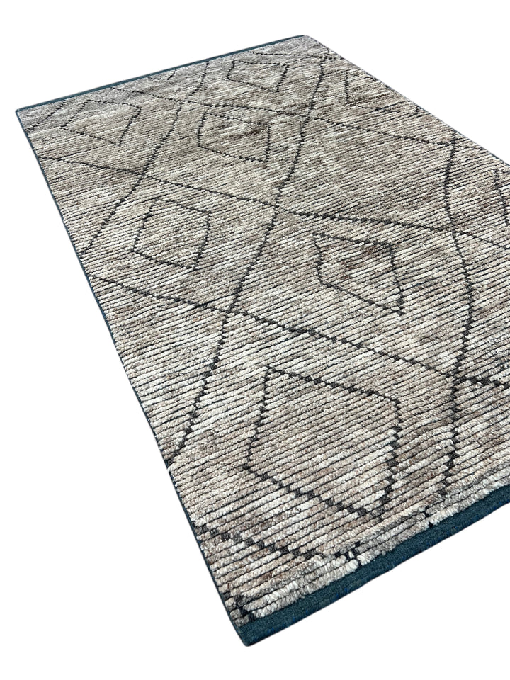 Atlas – Ivory &amp; Charcoal Moroccan Style Rug – 4’5” x 7’2”