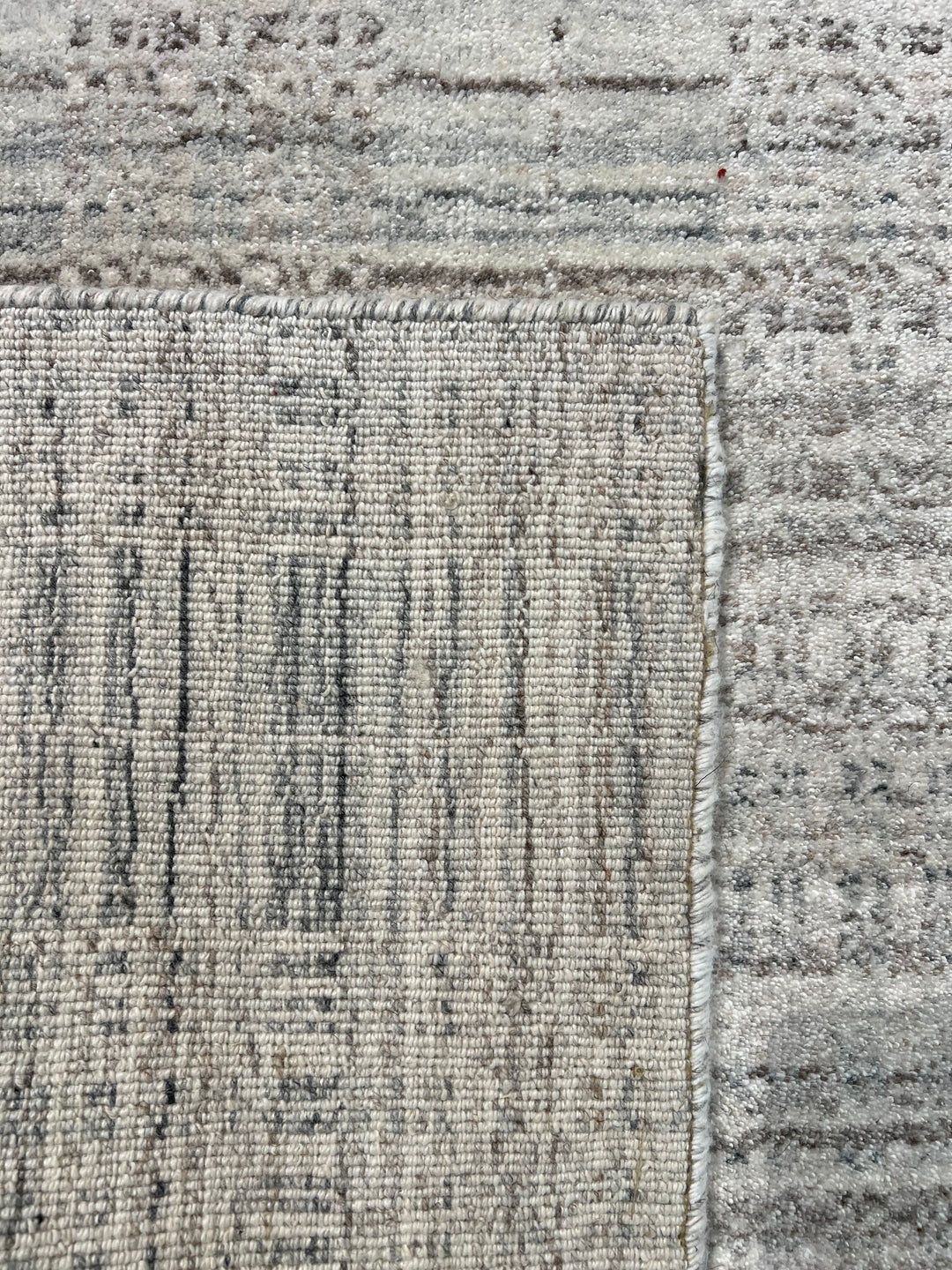 Avelune – Ivory &amp; Silver Gray Abstract Textured Modern Rug – 5’3” x 7’0”