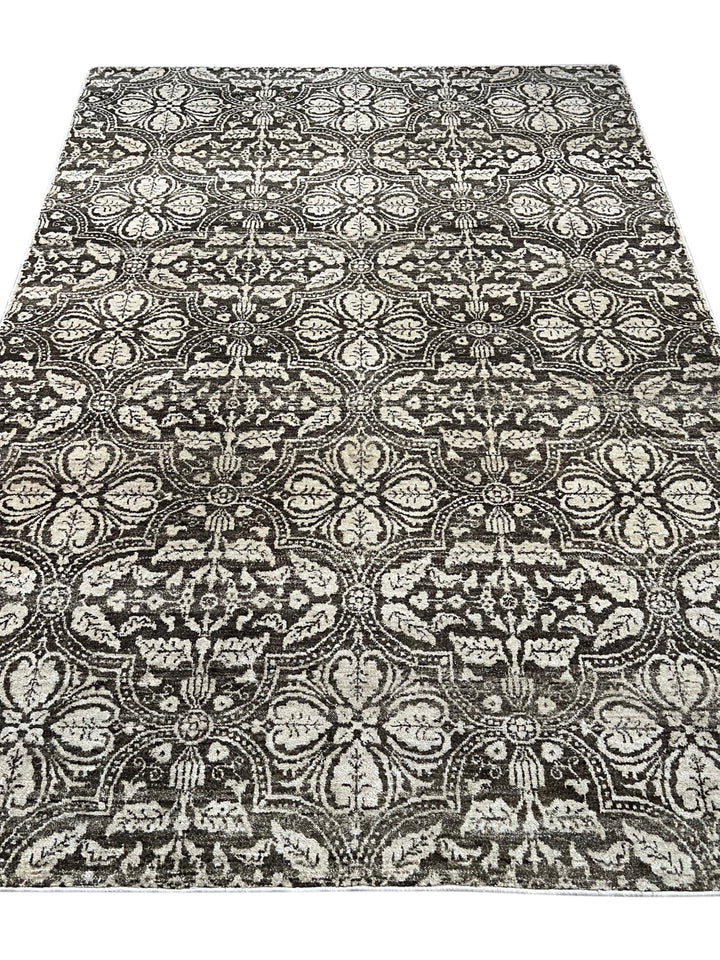 Noir Fleur - Charcoal Black &amp; Ivory Floral Pattern Rug – 5’7” x 8’0”