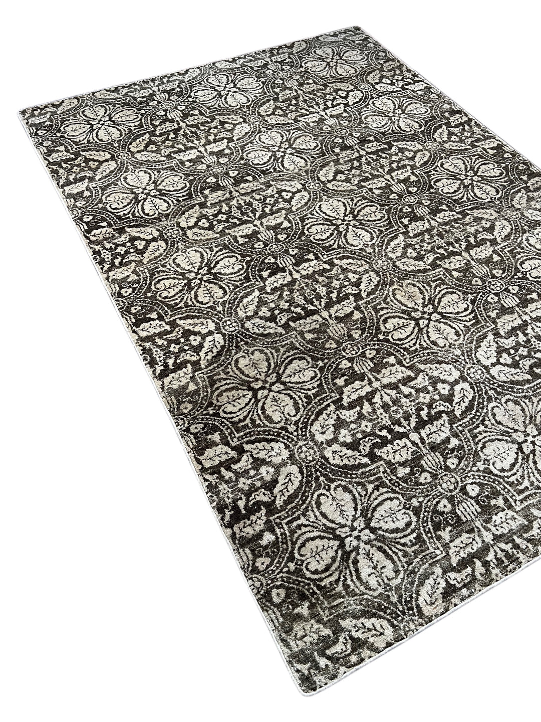 Noir Fleur - Charcoal Black &amp; Ivory Floral Pattern Rug – 5’7” x 8’0”