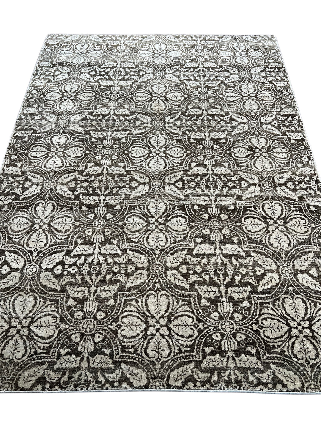 Noir Fleur - Charcoal Black &amp; Ivory Floral Pattern Rug – 5’7” x 8’0”