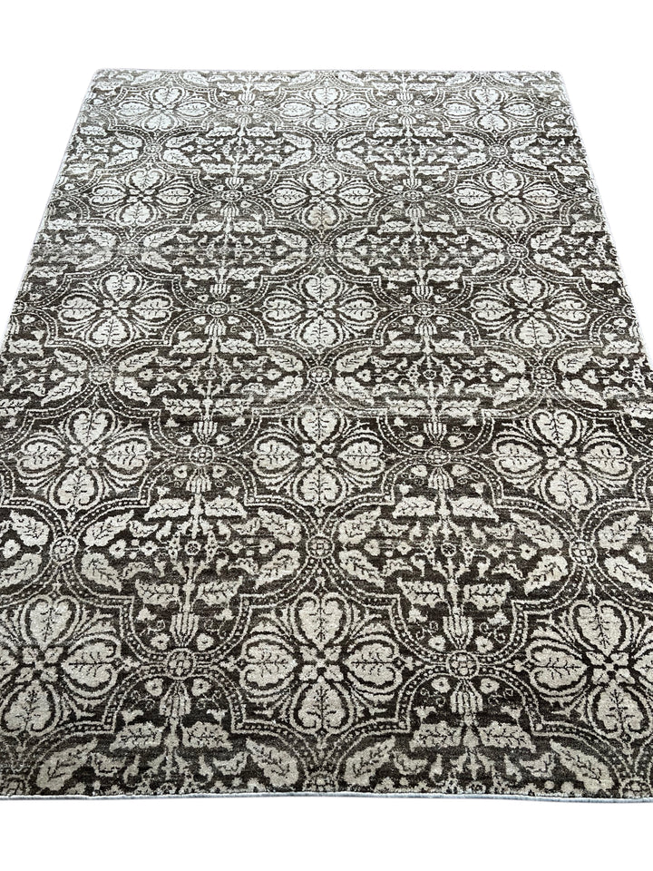 Noir Fleur - Charcoal Black &amp; Ivory Floral Pattern Rug – 5’7” x 8’0”