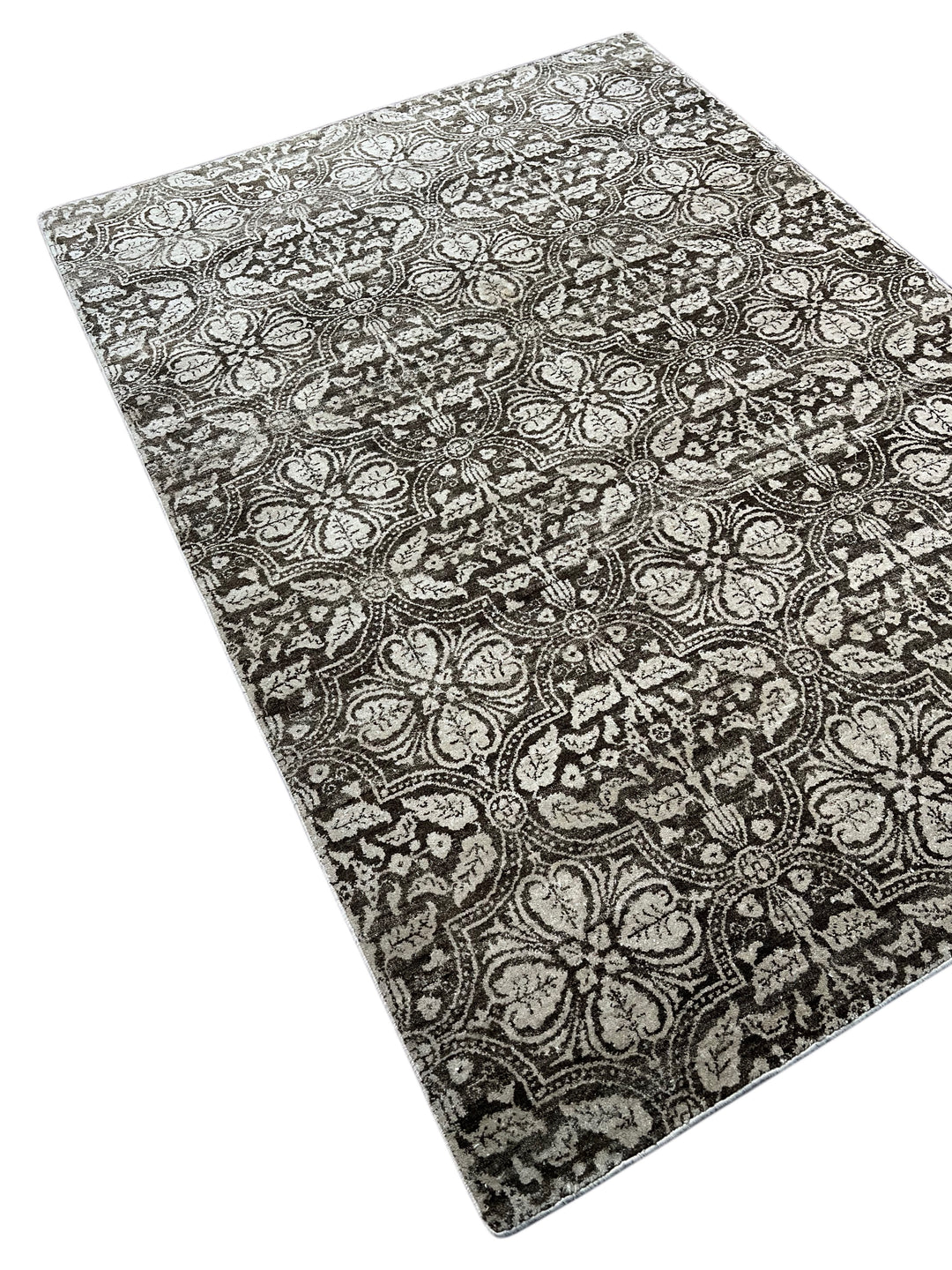 Noir Fleur - Charcoal Black &amp; Ivory Floral Pattern Rug – 5’7” x 8’0”