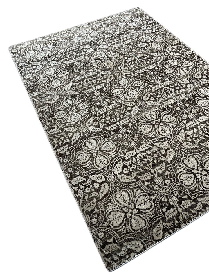 Noir Fleur - Charcoal Black &amp; Ivory Floral Pattern Rug – 5’7” x 8’0”