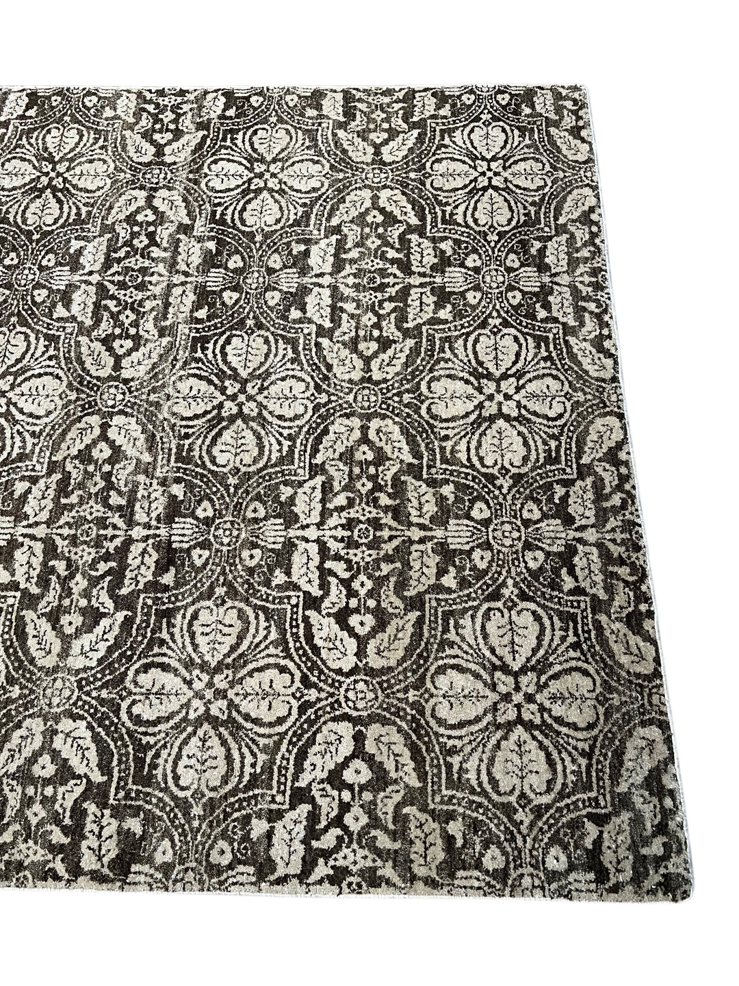 Noir Fleur - Charcoal Black &amp; Ivory Floral Pattern Rug – 5’7” x 8’0”