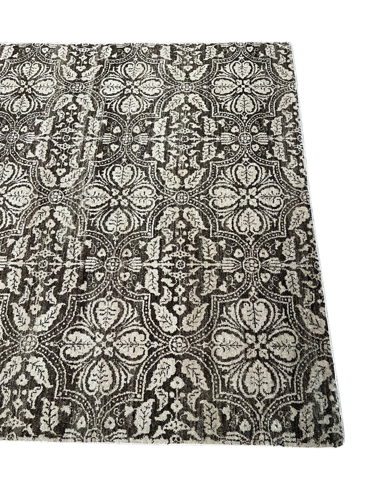 Noir Fleur - Charcoal Black &amp; Ivory Floral Pattern Rug – 5’7” x 8’0”