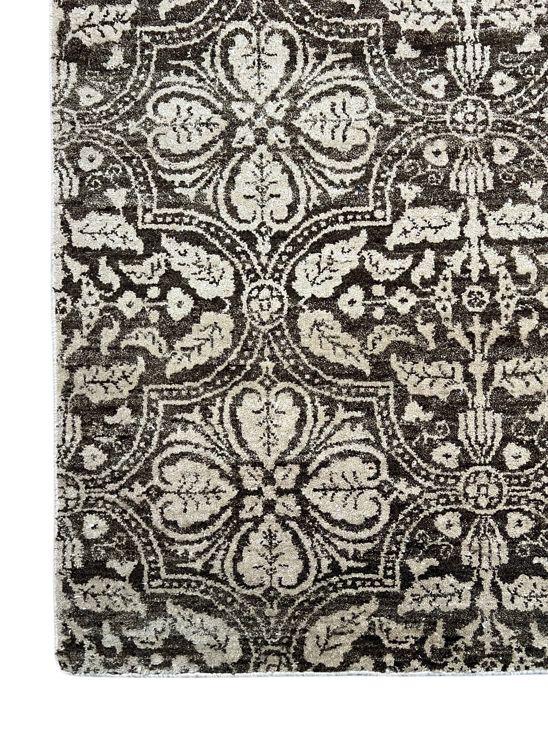 Noir Fleur - Charcoal Black &amp; Ivory Floral Pattern Rug – 5’7” x 8’0”