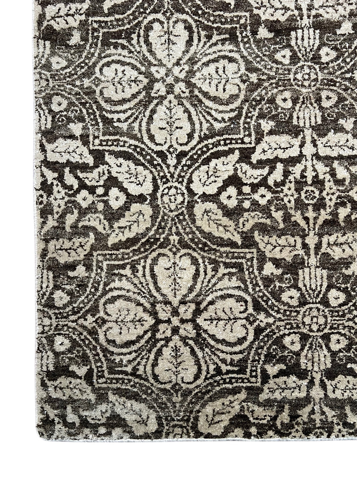 Noir Fleur - Charcoal Black &amp; Ivory Floral Pattern Rug – 5’7” x 8’0”