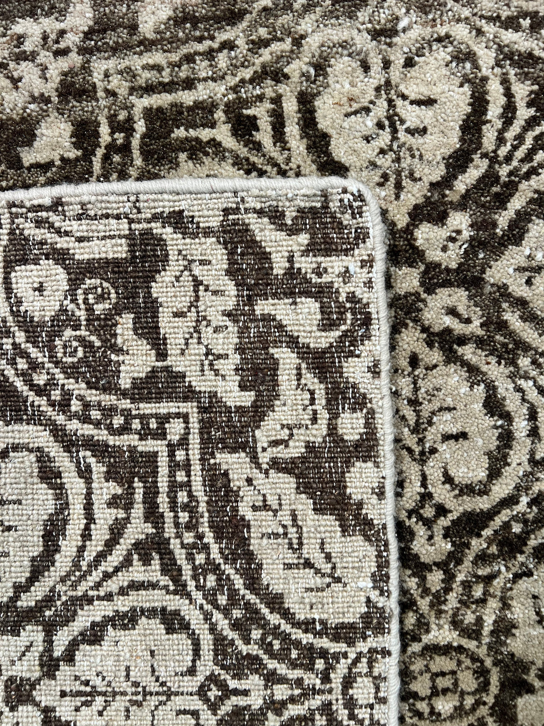Noir Fleur - Charcoal Black &amp; Ivory Floral Pattern Rug – 5’7” x 8’0”