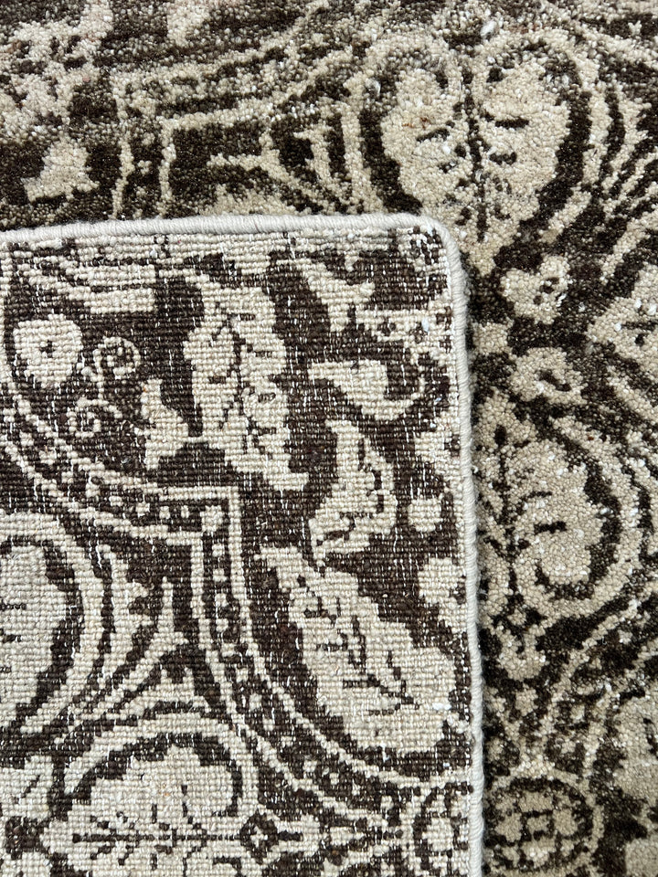 Noir Fleur - Charcoal Black &amp; Ivory Floral Pattern Rug – 5’7” x 8’0”